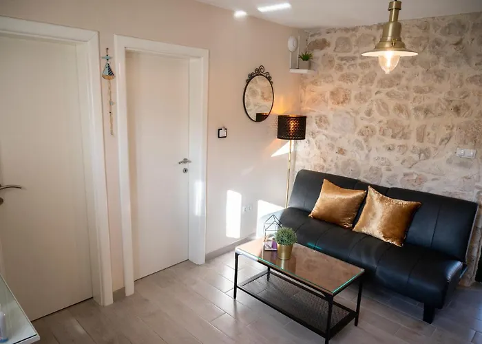 アパート Kadija Castle トゥラニ