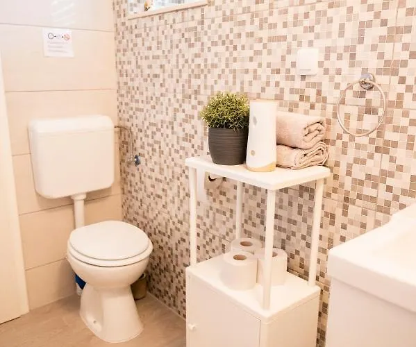 Kadija Castle アパート トゥラニ