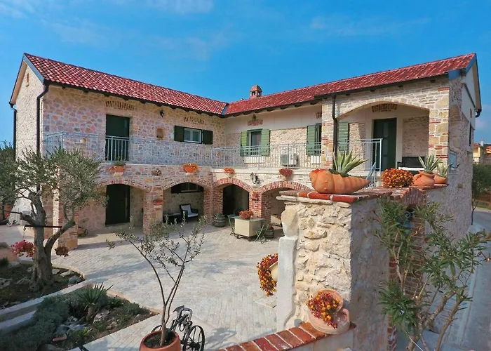 Kadija Castle * トゥラニ