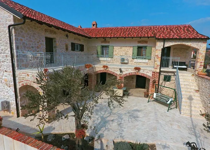 Kadija Castle アパート トゥラニ