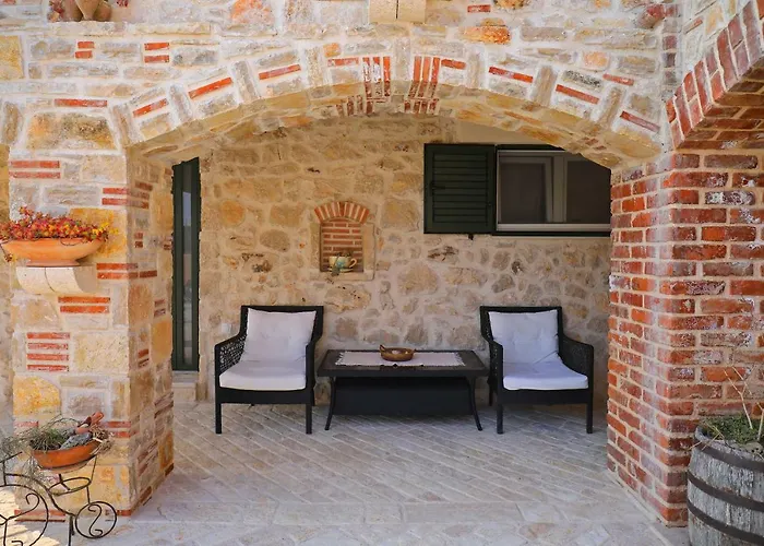 アパート Kadija Castle トゥラニ